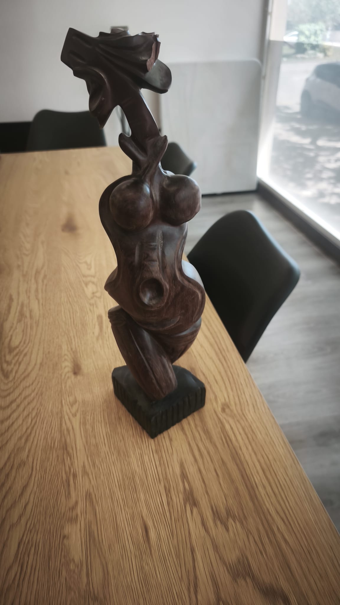 Escultura abstracta femenina tallada en madera estilo modernista